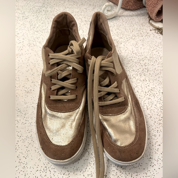 Kaanas  Ladies size 7 like new but NOT perfect  no tears clean but not pristine - Picture 1 of 6